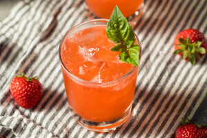 Strawberry gin mojito